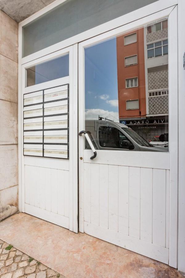 Stroll To Coffee Shops Near A Renovated Hillside Apartment In Graca Lisboa Eksteriør bilde