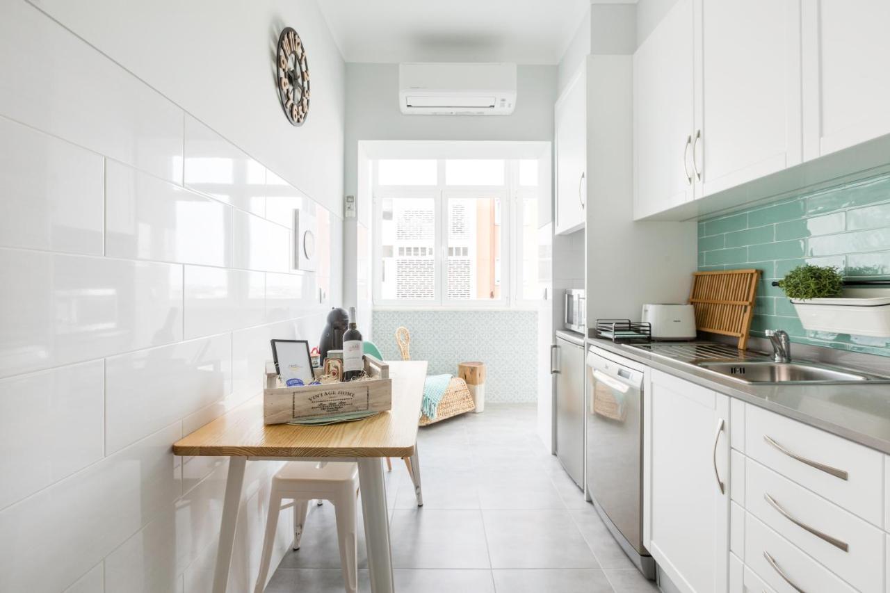 Stroll To Coffee Shops Near A Renovated Hillside Apartment In Graca Lisboa Eksteriør bilde