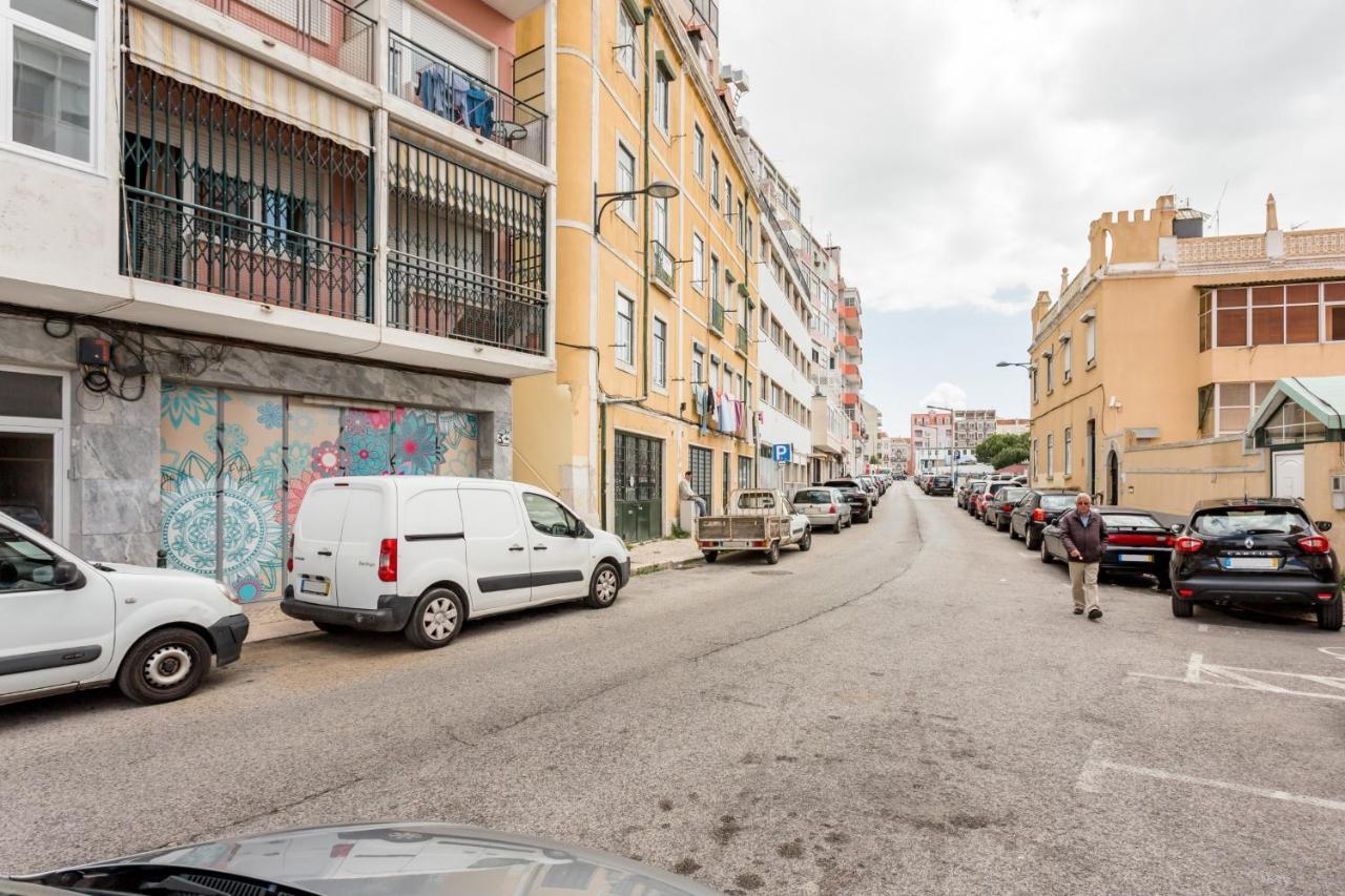 Stroll To Coffee Shops Near A Renovated Hillside Apartment In Graca Lisboa Eksteriør bilde