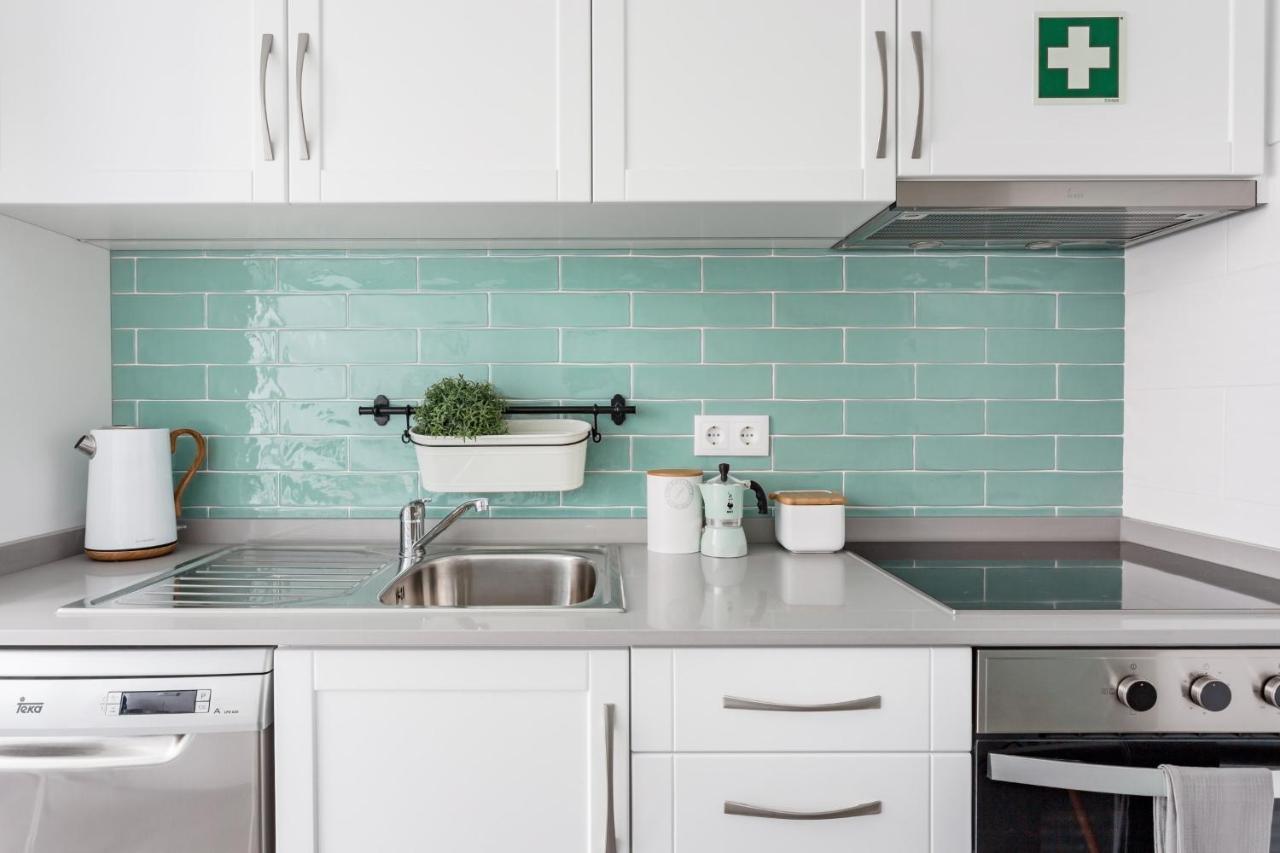 Stroll To Coffee Shops Near A Renovated Hillside Apartment In Graca Lisboa Eksteriør bilde