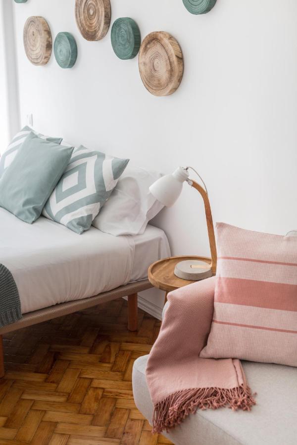 Stroll To Coffee Shops Near A Renovated Hillside Apartment In Graca Lisboa Eksteriør bilde